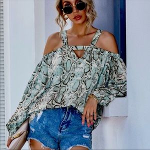 Dramatic💚Cross-bar blouse in stunning green print